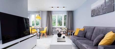 Een televisie en een kantoor