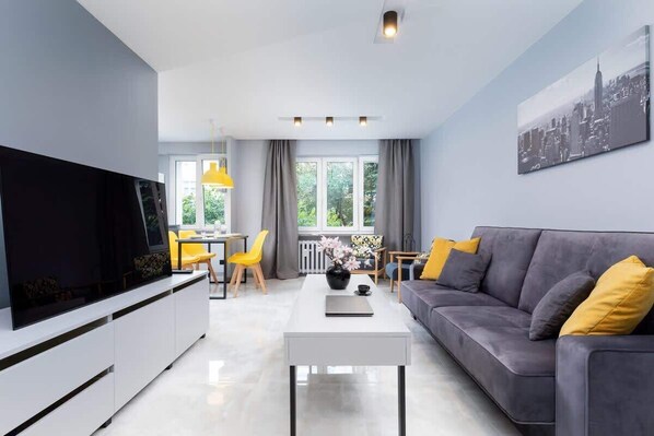 Una televisión, una oficina