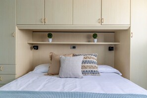 2 Schlafzimmer, Bügeleisen/Bügelbrett