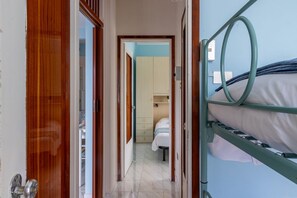 2 quartos, ferros/tábuas de passar roupa