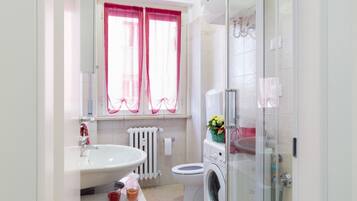 Douche, sèche-cheveux, bidet, serviettes fournies
