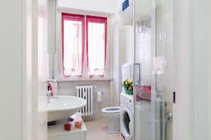 Dusche, Haartrockner, Bidet, Handtücher