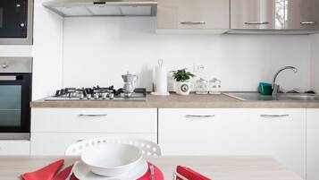 Jääkaappi, mikroaaltouuni, uuni, astianpesukone