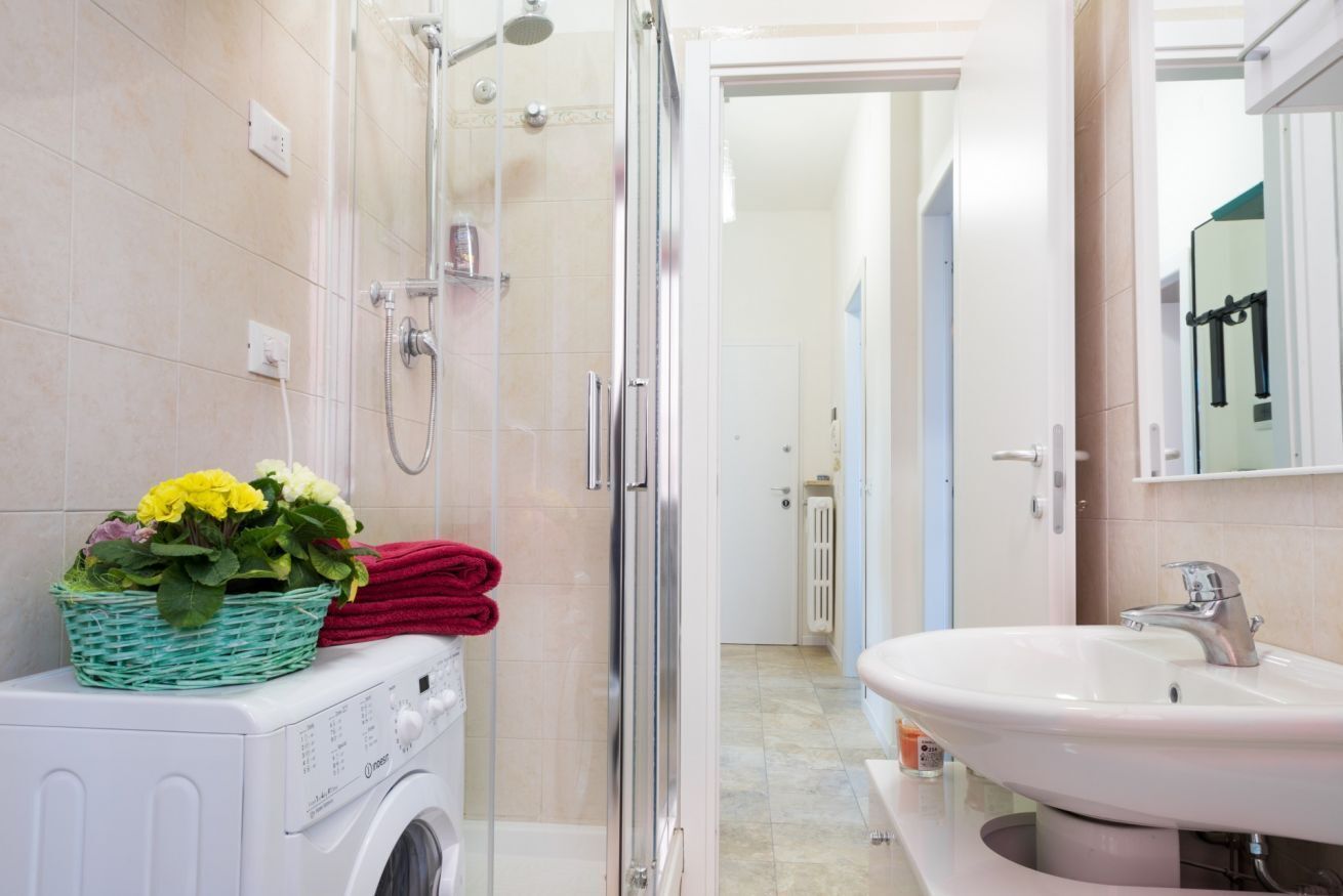 Douche, sèche-cheveux, bidet, serviettes fournies