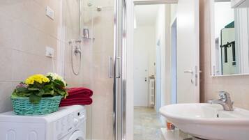 Douche, sèche-cheveux, bidet, serviettes fournies