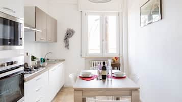 Jääkaappi, mikroaaltouuni, uuni, astianpesukone