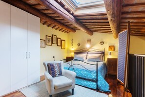 1 chambre, fer et planche à repasser