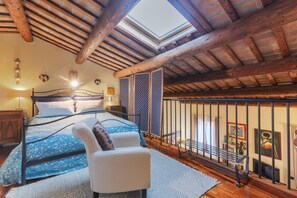 1 chambre, fer et planche à repasser