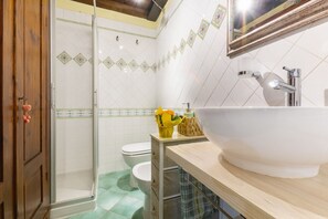 Dusche, Haartrockner, Bidet, Toilettenpapier