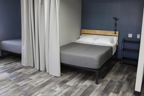 Memory foam-senger, blendingsgardiner og strykejern/-brett