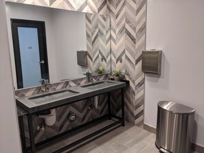 Een douche, een regendouche, een haardroger, handdoeken