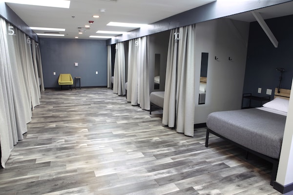 Busa memori, langsir/tirai gelap terus, seterika/papan seterika