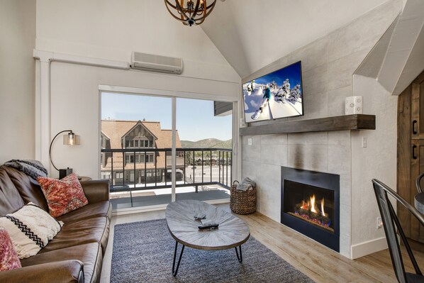 Fernseher, Kamin, DVD-Player