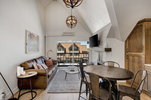 Fernseher, Kamin, DVD-Player