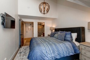 2 bedrooms, desk, iron/ironing board, WiFi