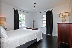 2 bedrooms, iron/ironing board, free WiFi, bed sheets - The White House Vacation Rental (Niagara-on-the-Lake)