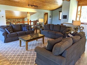 Smart TV, fireplace, books - Level lakefront, family-friendly, hot tub, low fees, private dock (Oakland)
