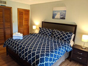 4 bedrooms, iron/ironing board, travel cot, free WiFi - Level lakefront, family-friendly, hot tub, low fees, private dock (Oakland)