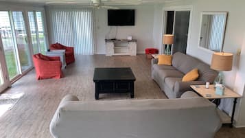 Fernseher, Videospiele, DVD-Player, Bücher