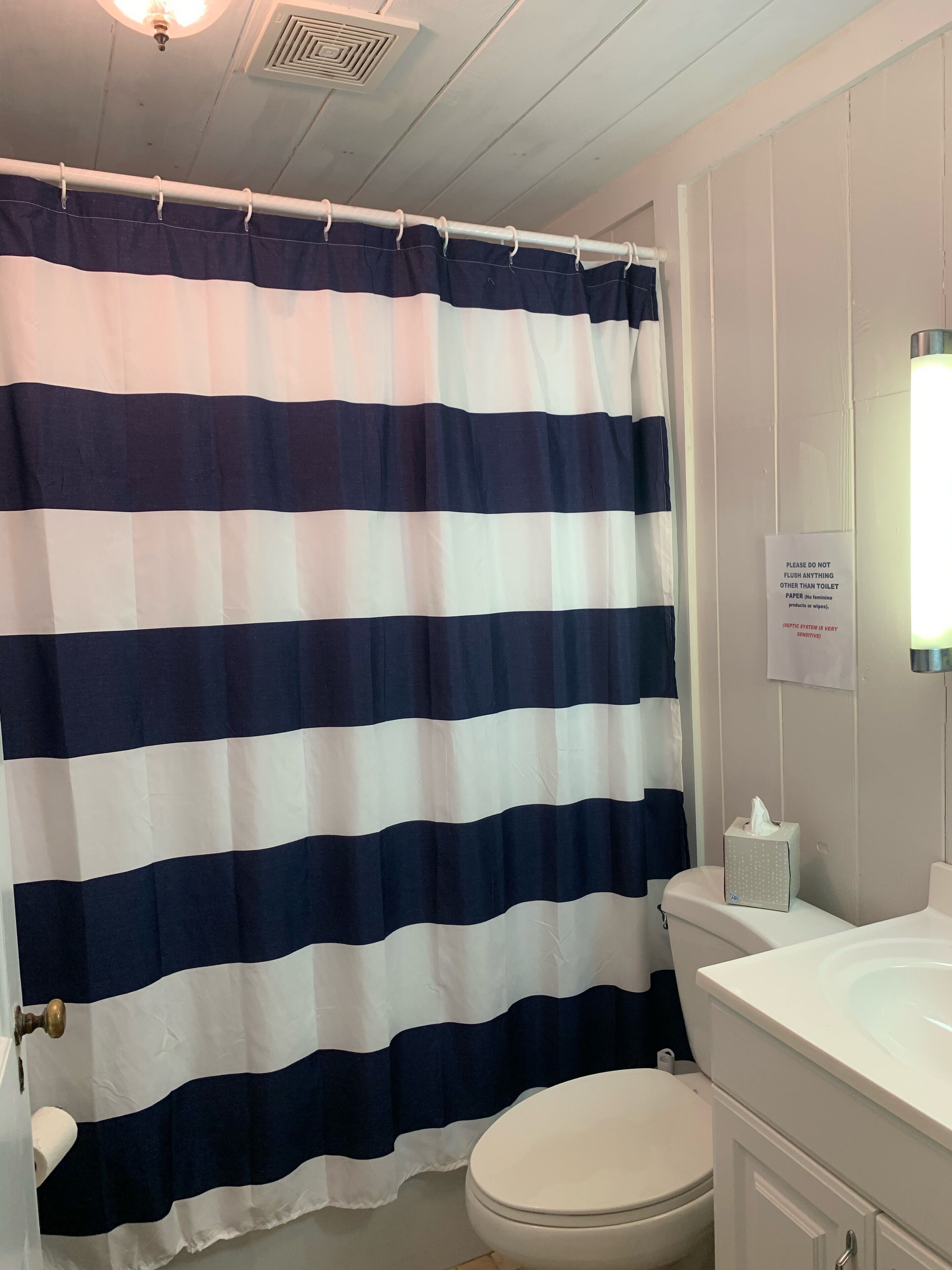 Ensemble douche/baignoire, sèche-cheveux, serviettes fournies, savon