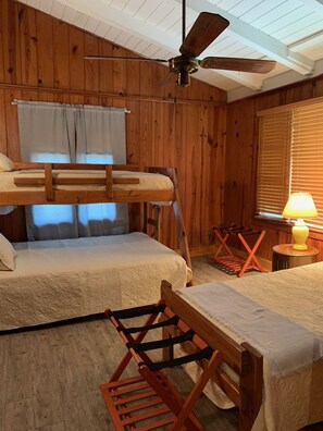 4 bedrooms, free WiFi, bed sheets - Lakeside Retreat With Panoramic Views Like No Other (Lake Waccamaw)