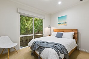 4 bedrooms, internet, bed sheets