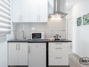 Een koelkast, een magnetron, een koffiezetapparaat/waterkoker