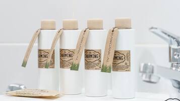 Baignoire, sèche-cheveux, serviettes fournies