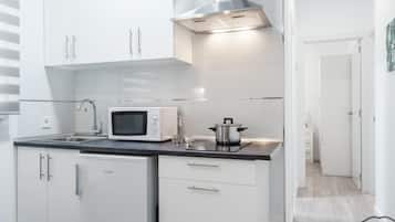 Réfrigérateur, micro-ondes, cafetière/bouilloire, grille-pain