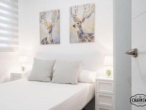 2 slaapkamers, een strijkplank/strijkijzer, internet, beddengoed