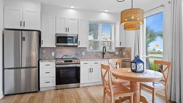 GeschirrspĂŒler, Esstisch