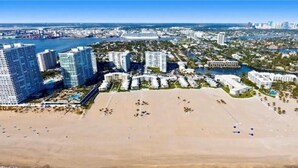 A coastal cityscape with high-rise buildings, a beach, and a marina. - Modern Oceanfront Hideaway, Ship Views & Steps to the Sand. Fort Lauderdale (Fort Lauderdale)