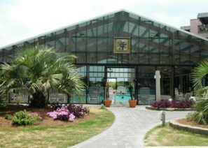 Alberca techada y alberca al aire libre