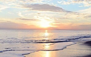 Sulla spiaggia, lettini da mare