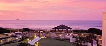 2024 Totally Renovated Oceanview condo Indoor/Outdoor Pool, 150' Waterslide Wifi