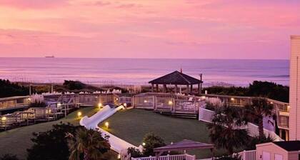 2024 Totally Renovated Oceanview condo Indoor/Outdoor Pool, 150' Waterslide Wifi