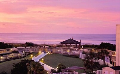 2024 Totally Renovated Oceanview condo Indoor/Outdoor Pool, 150' Waterslide Wifi
