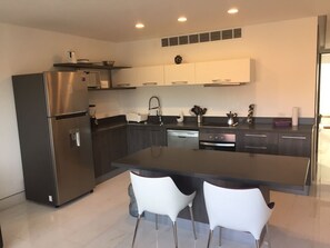 Fridge, microwave, stovetop, dishwasher