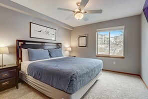 2 slaapkamers, een strijkplank/strijkijzer, gratis wifi, beddengoed