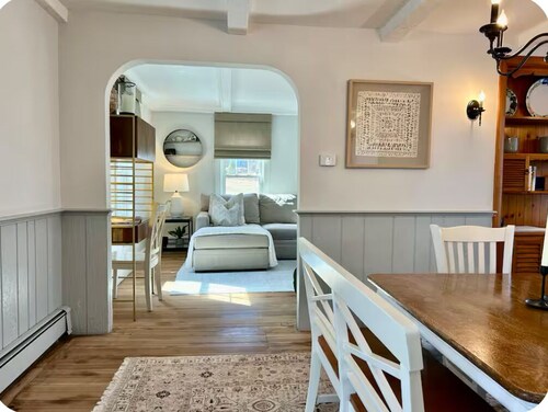 Quaint colonial with short walk to Harbor and Restaurants 