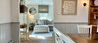 Quaint colonial with short walk to Harbor and Restaurants 