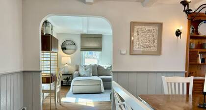 Quaint colonial with short walk to Harbor and Restaurants