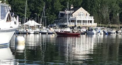 Quaint colonial with short walk to Harbor and Restaurants
