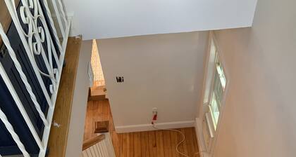 Quaint colonial with short walk to Harbor and Restaurants