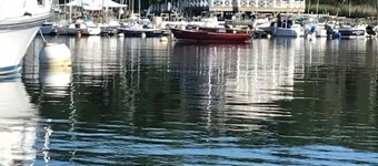 Quaint colonial with short walk to Harbor and Restaurants 