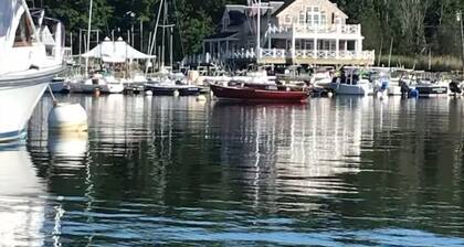 Quaint colonial with short walk to Harbor and Restaurants