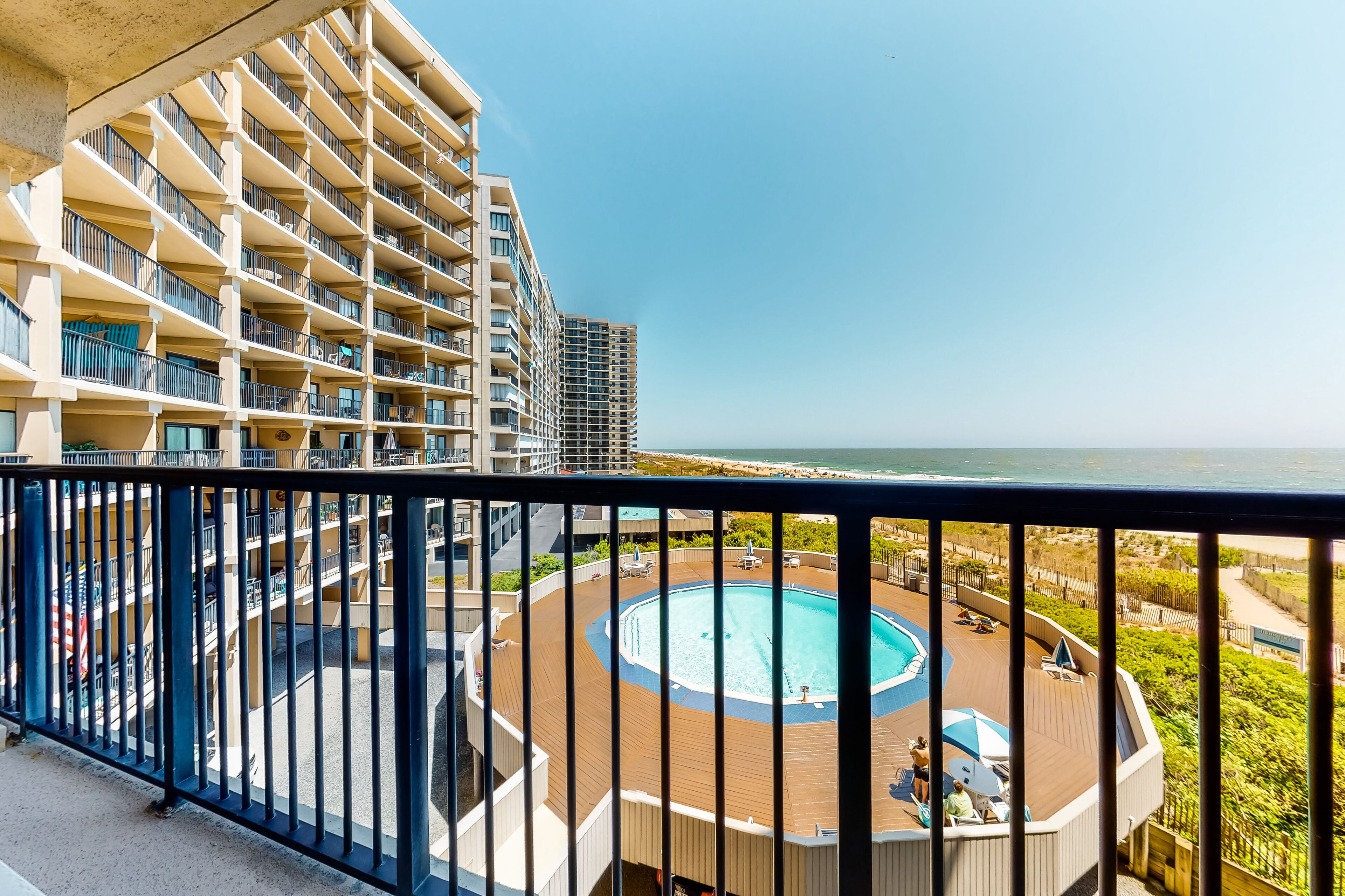 Beachfront condo w/furnished balcony & shared outdoor pool