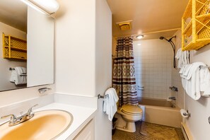 Towels - Beachfront condo w/furnished balcony & shared outdoor pool (Ocean City)