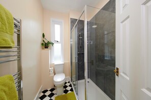 Apartment, 1 Bedroom | Bathroom | Towels, soap, shampoo