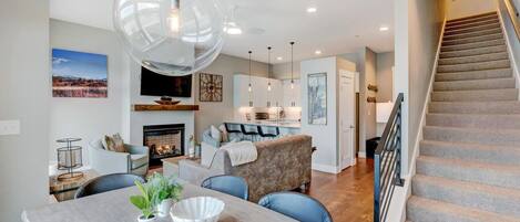 Smart-TV, Kamin, Videospiele, Hulu